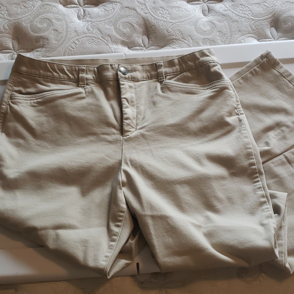 Khaki Signature Slimming pants